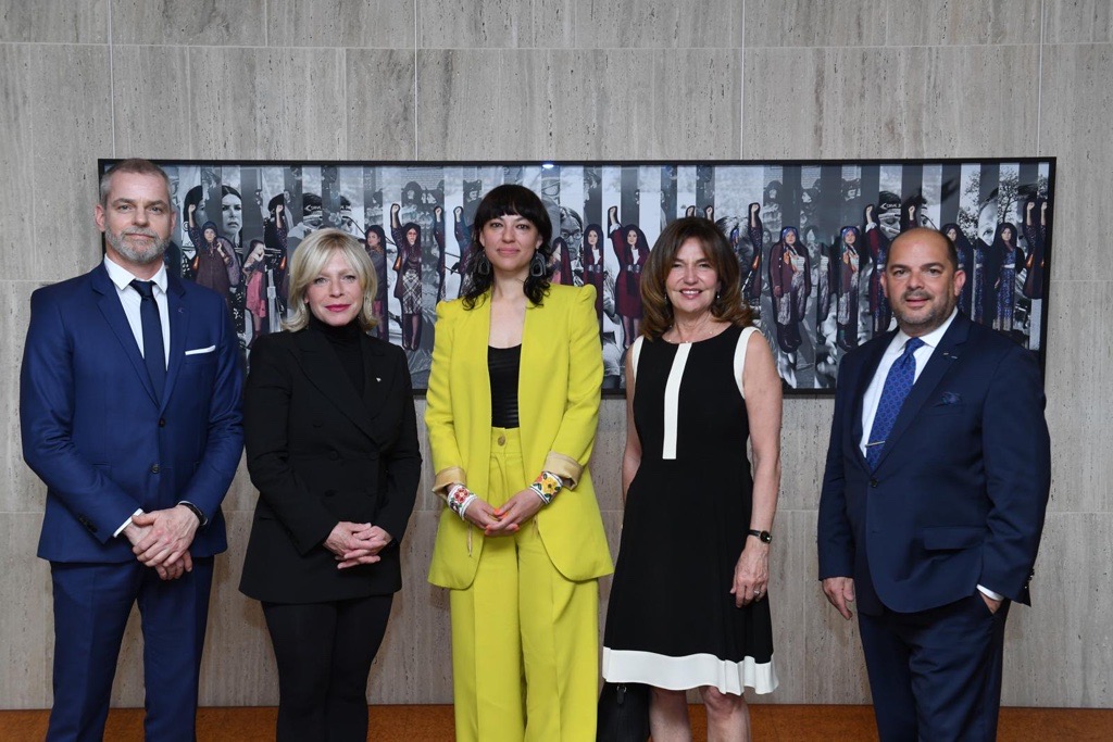 MRIF_Quebec's tweet photo. L'œuvre "Debouttes!" de l'artiste @cocomonnet est officiellement remise à l'@UNESCO! 🥳 Quelle vitrine exceptionnelle pour sensibiliser la communauté internationale sur la reconnaissance et la valorisation des nations autochtones et de leur culture. 🙌 https://t.co/aFs8cQSzOp https://t.co/44E6512hm5