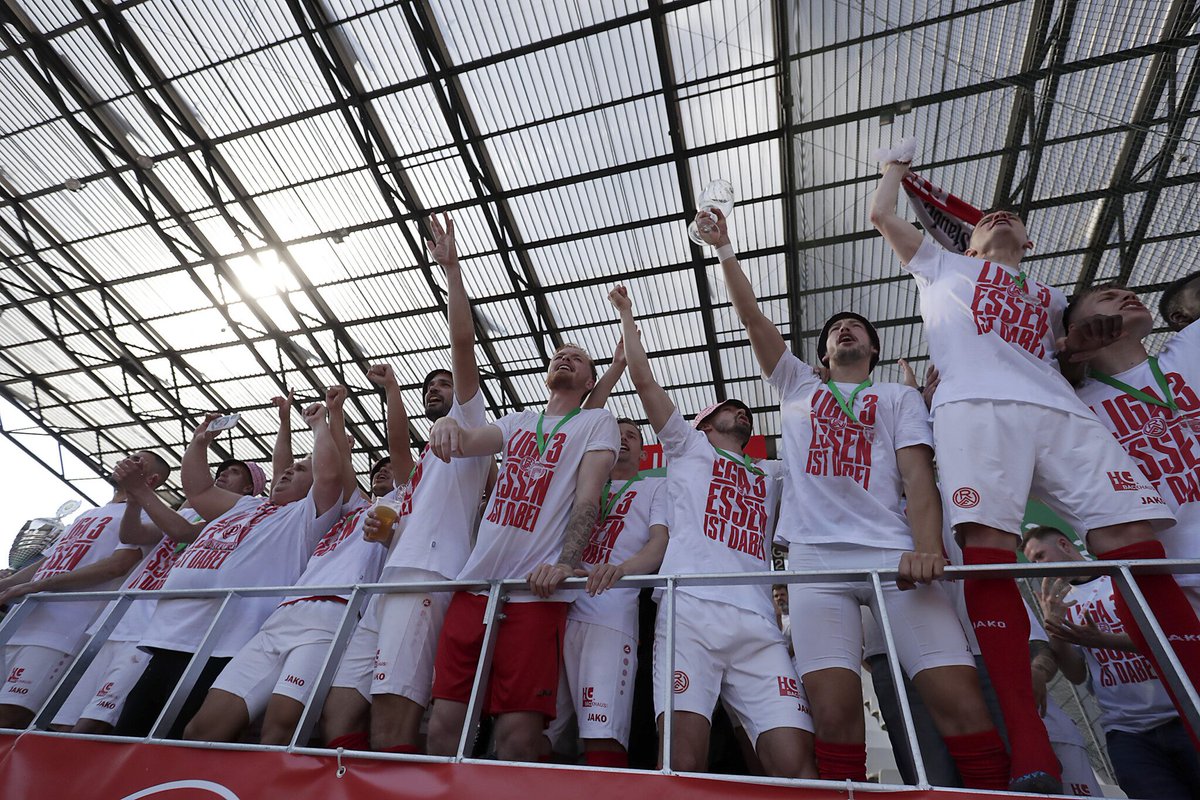 Wahnsinn. tolle Bilder - Glückwunsch  aus Münster, der Heimat von jobmine.app!  Neue jobs gibt es bei #jobmine.app, das schnelle und komfortable Jobportal!
jobmine.app #job #jobsuche #Fussball #Essen #rotweissessen #FansLikeNoOther  #fankultur #ruhrgebiet