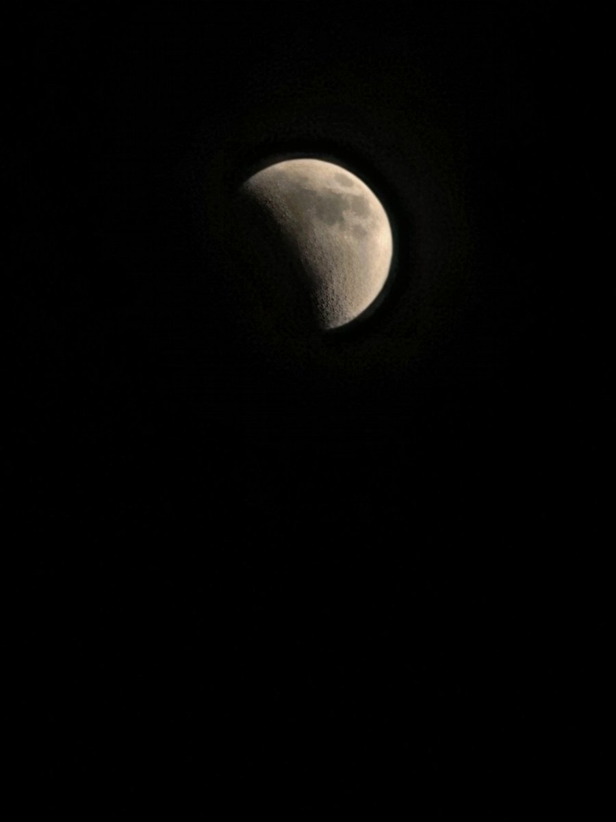 ClayBro883's tweet photo. These were my #LunarEclipse pictures from last night! Taken from my S20 https://t.co/UOicajWxYZ