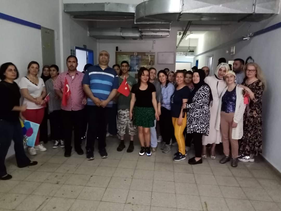 Sevgi Yolu.
Sanat Koridoru.
İlçe Milli Eğitim Müdürlüğü, Aliağa Tüpraş Halk Eğitimi Merkezi Özel  Eğitim hocaları ve öğrencileriyle yapılan bir çalışma.
Bu koridora Özel öğrencilerimizin sevgi ile yaptıkları atık malzemelerden ürünlerle ve elleriyle yaptıkları resimlerle suslendi