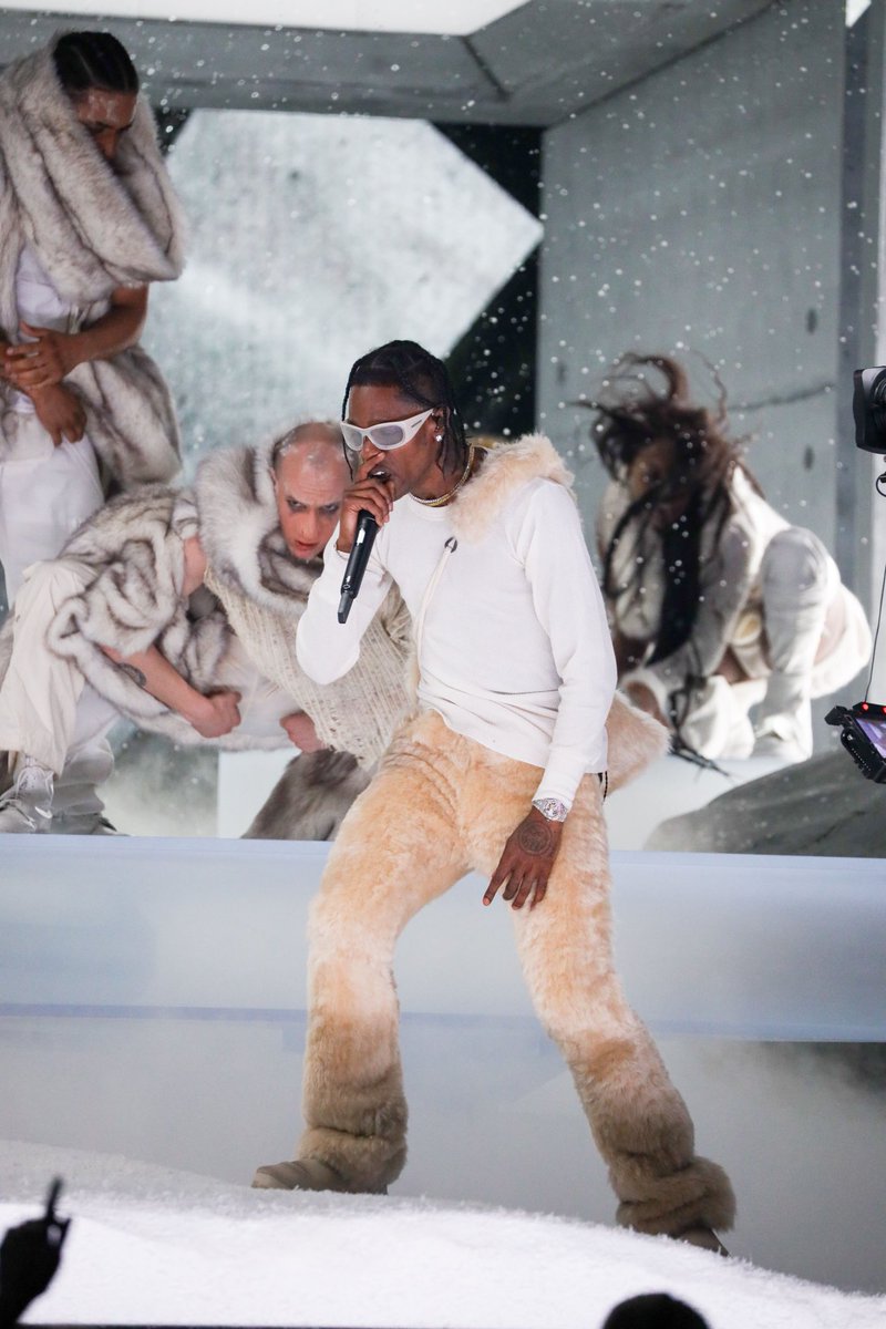 BBMAs's tweet photo. Still not over this @trvisXX #BBMAs performance ❄️ https://t.co/6DWRDl2pCc