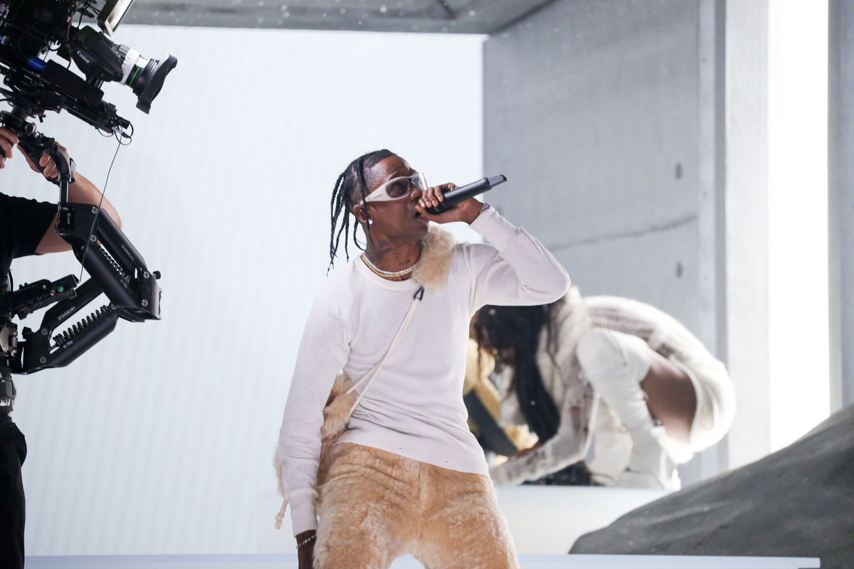 BBMAs's tweet photo. Still not over this @trvisXX #BBMAs performance ❄️ https://t.co/6DWRDl2pCc