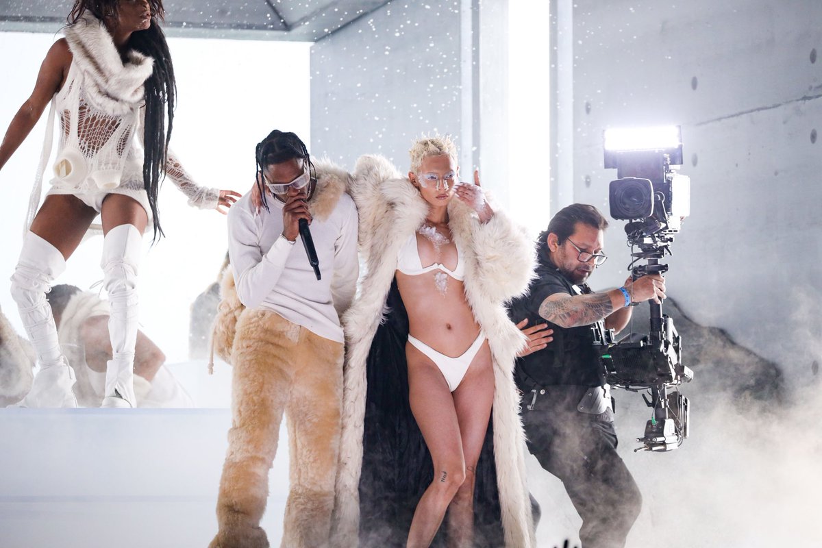 BBMAs's tweet photo. Still not over this @trvisXX #BBMAs performance ❄️ https://t.co/6DWRDl2pCc