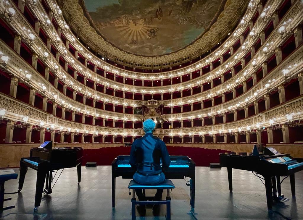 ClaudioBaglioni's tweet photo. #DodiciNoteSolo

#Napoli 
#TeatroSanCarlo 
#soundcheck 

@officialFandP 

📸 @aledobici https://t.co/dZx0g99erF