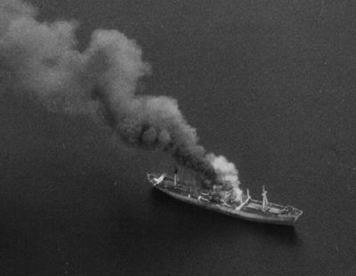 realwim's tweet photo. Ein zweites Schiff, die Rio Carcaraña, war weit genug von der Siedlung entfernt und wurde mit Bomben und Bordkanonen angegriffen, ebenfalls erfolgreich.
#Falklands40 #f40 #Falklands #malvinas40años #foxbay #shar 5/5 https://t.co/QCCUtvArJf