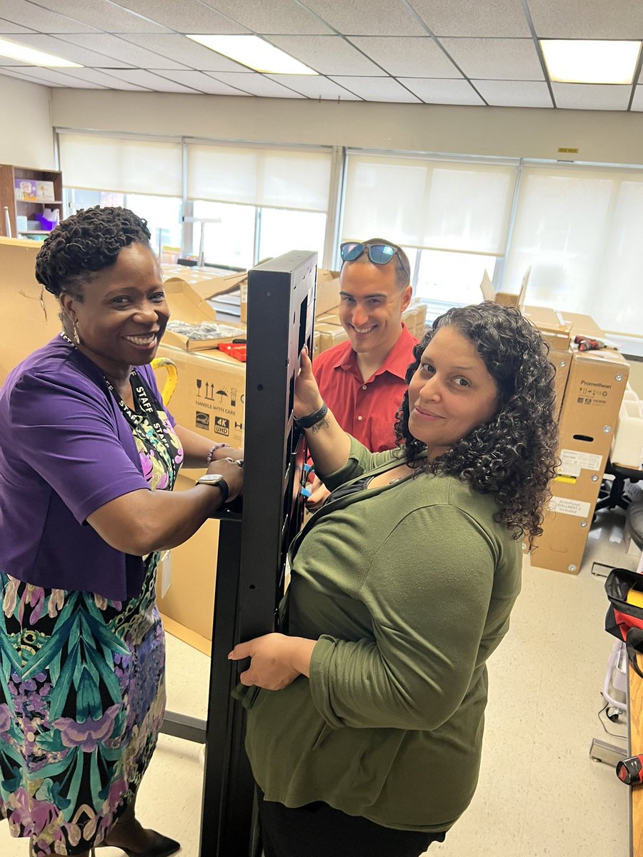 MsHernandezPCSD's tweet image. We have the most AMAZING people in our tech department! They came to Oakside to set up a promethean board just so that our training would be super effective tomorrow! #PeekskillStrong