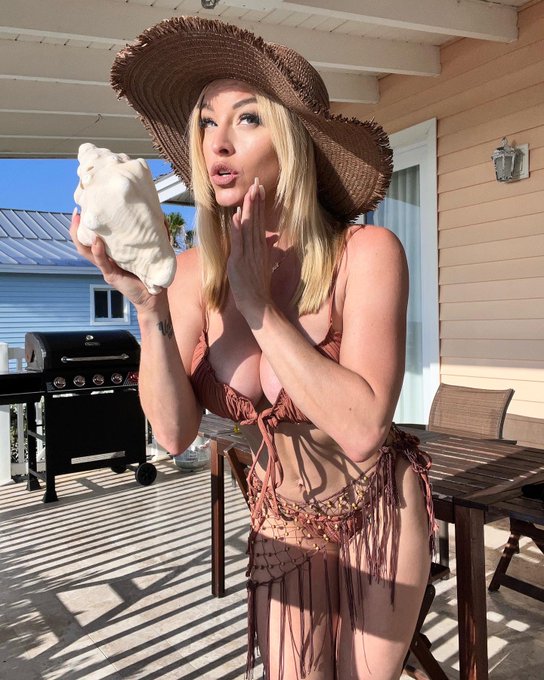 Who&rsquo;s that calling me on my shell-phone? 🐚📞😆 https://t.co/g96D4lawup<a href="/tag/tgif"class="tags"><span>#tgif</span></a>