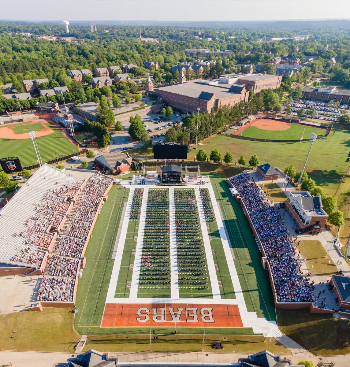 mercerpastprez's tweet photo. Mercer Macon Commencement 2022:  Congratulations to an incredibly gifted class of newly minted Mercer University graduates.  Go Bears! https://t.co/EphWRA7v5x