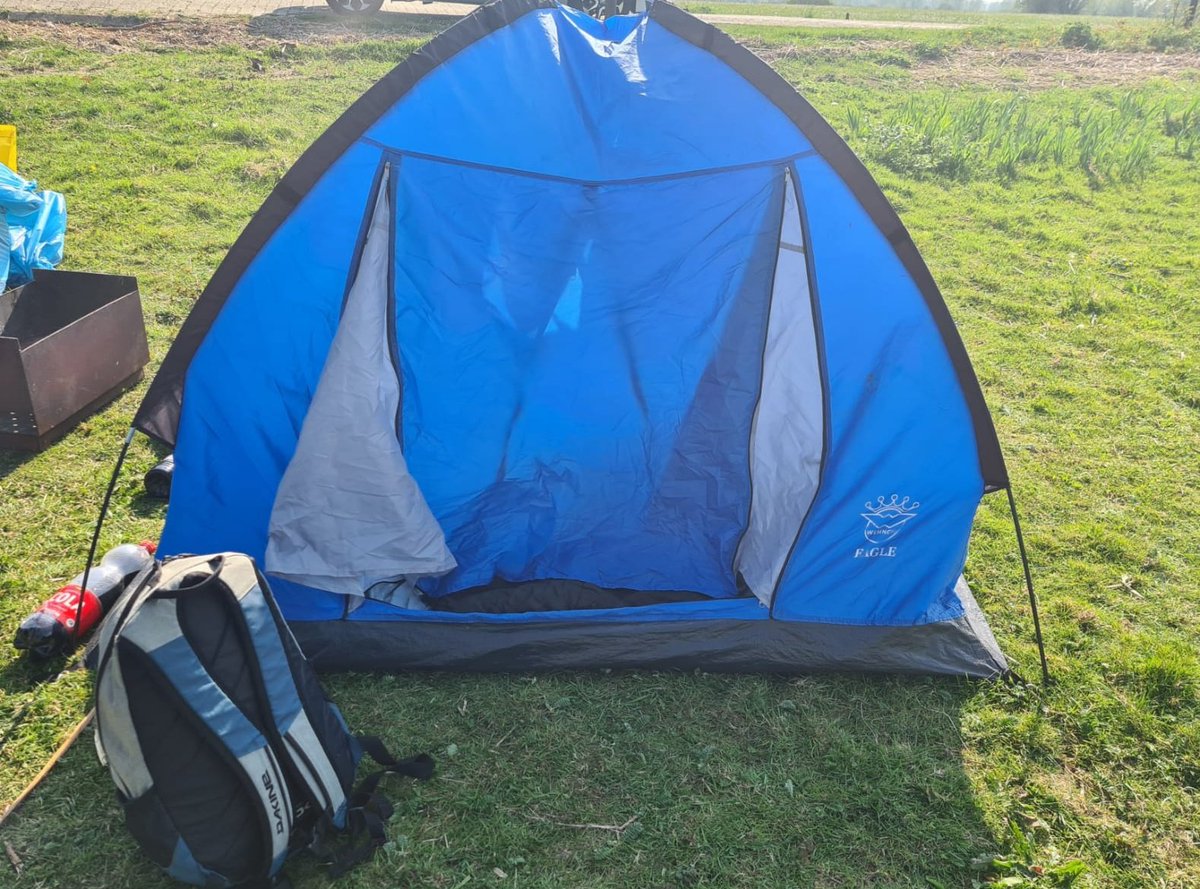 De Vispas is géén kampeerpas! 

Gezellig met vrienden of familie eropuit. Tenten van formaat, vuur, eten en veel drank. Oh en vergeet de muziek niet.. 
Het restafval blijft gewoon achter, wellicht dat de natuur er iets aan heeft..👮🏼‍♀️👎🏼

Op de bon,inpakken, opruimen en wegwezen.