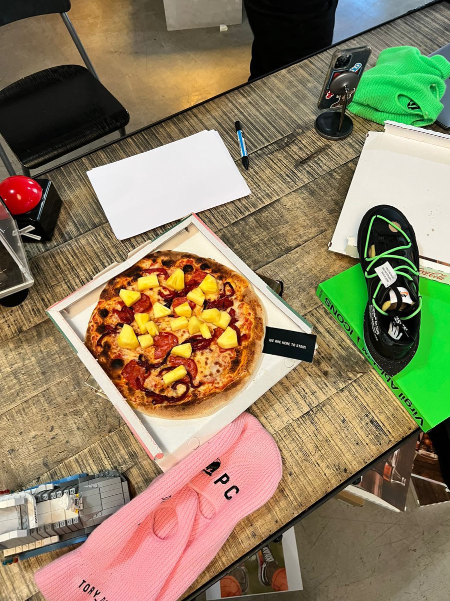 BALEAS_nft's tweet photo. Celebrating @DSPC_nft 5k Followers with Pinapple Pizza…🙏🏻🍕🍍   Immagine what could happen at 10k?!? #NFTCommunity https://t.co/hwOXgjR5g4