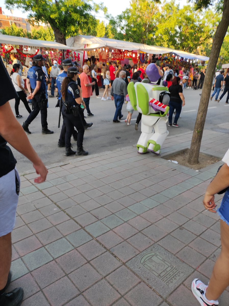 _juanvz21's tweet photo. A L U C I N A N D O 
SE LLEVAN PRESO AL GRAN BUZZ LIGHTYEAR #FREEBUZZ https://t.co/jhXBkotjKo