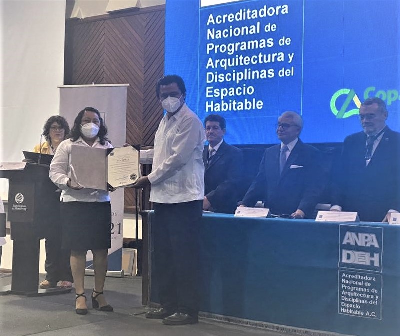 UNACAR's tweet photo. Director de @fiyt_unacar  Dr. Juan Antonio Álvarez Arellano y la gestora del PE de Arquitectura Sustentable, Mtra. Dianela Berenice Guemez Pacheco, recibieron el reconocimiento a través de la @Anpadeh_Info en el marco de la 106 Reunión Nacional de la #ASINEA en @TecdeMonterrey https://t.co/fNivlKJexQ