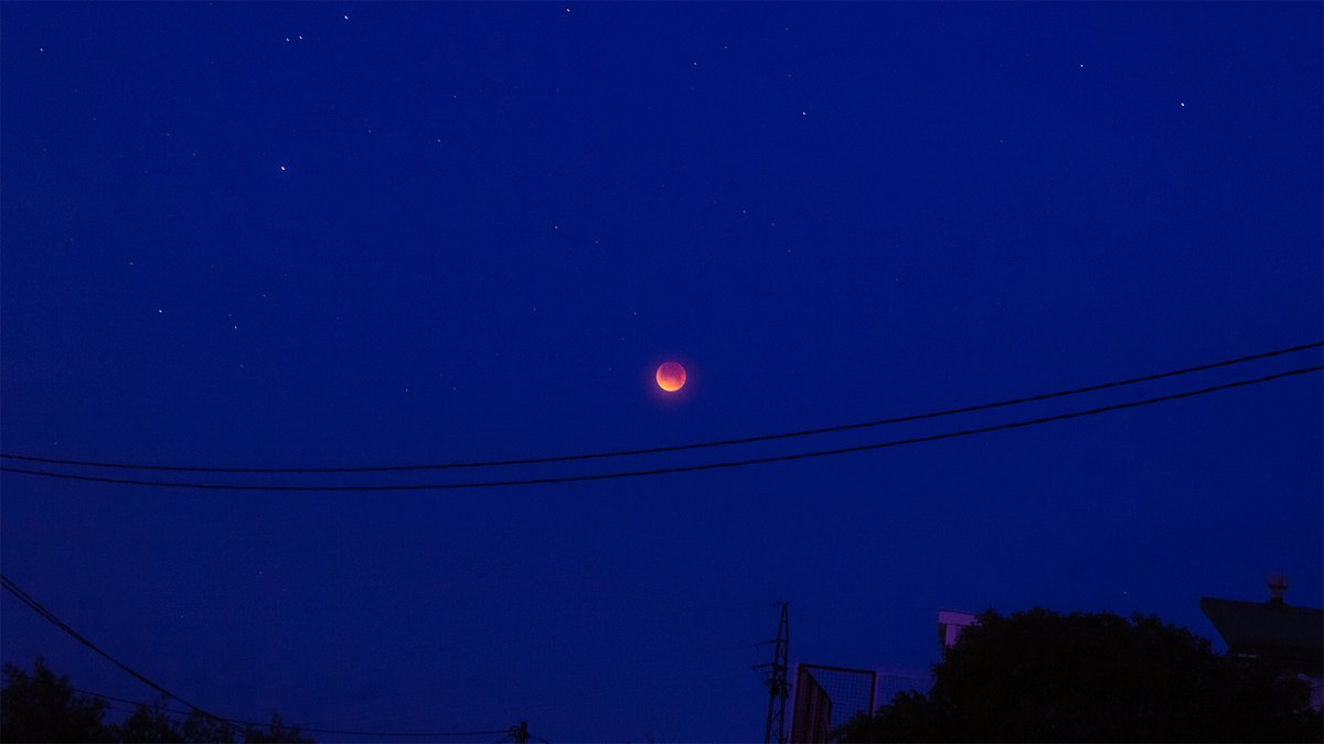 YonicDraws's tweet photo. El #eclipselunar total de esta madrugada de mayo de 2022, justo unos pocos minutos después de que empezase a amanecer. #lunareclipse https://t.co/yYefuLbILa