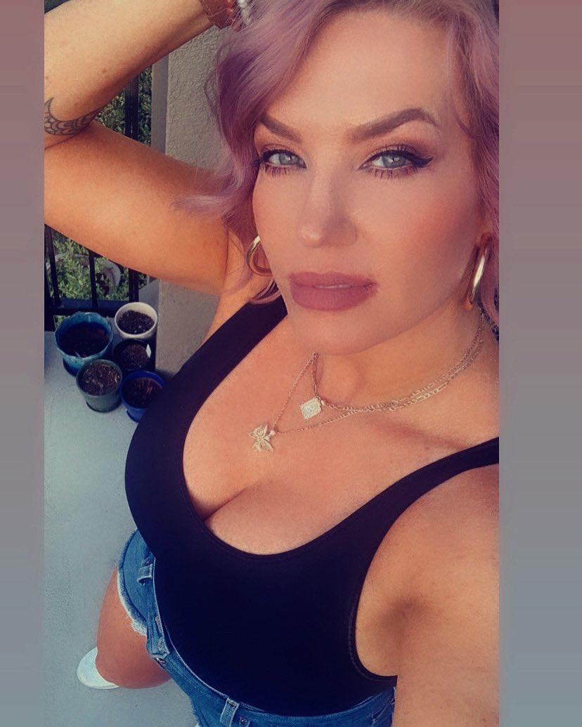 missmckfab's tweet photo. Happy Monday friends!! I hope you all have a wonderful day :) https://t.co/ZtIqsVr5Ji