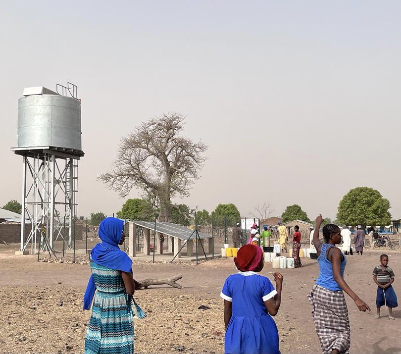 UNDP_TheGambia's tweet photo. .@UNDP RR field visit to one of the 1️⃣6️⃣ solar powered 💧 drinking systems constructed under the PACD in Mureh Kunda, URR 🇬🇲. The 1️⃣6️⃣ borehole facilities connected to 329 taps is reaching 31 communities across The #Gambia 

📺 more ➡️ https://t.co/6iG611Ief7

#LeavingNoOneBehind https://t.co/B2IbyHoKEO