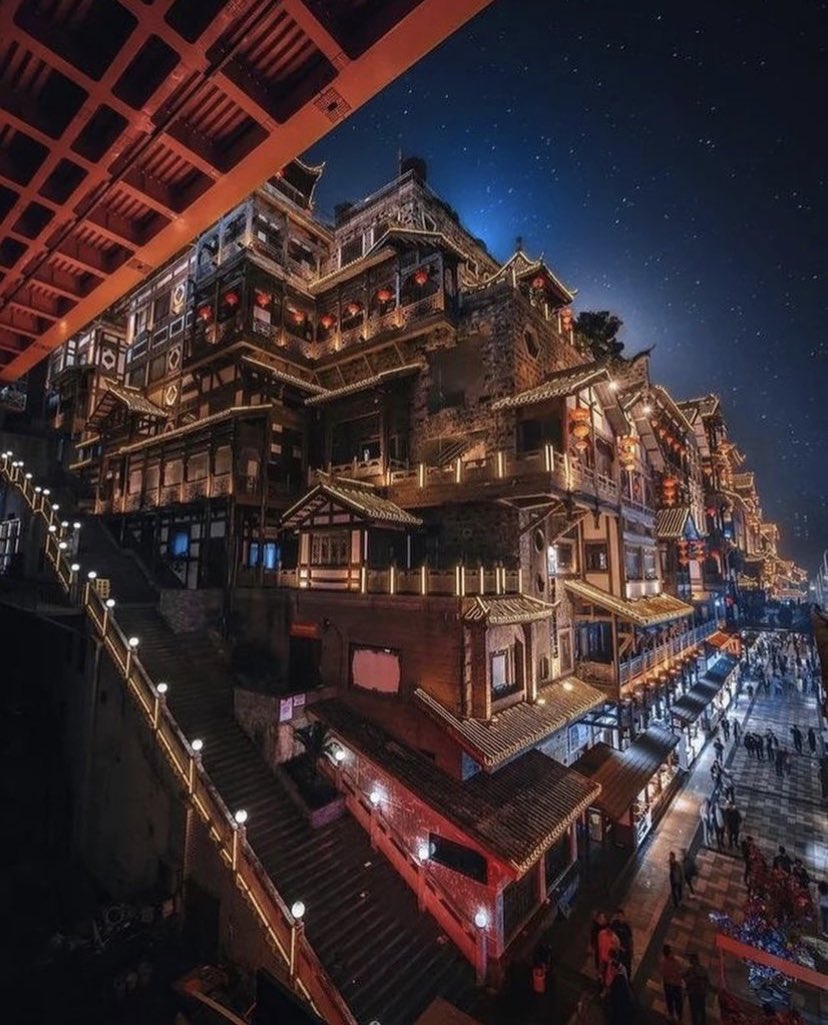 📍 Chongqing, Chine. 🇨🇳 

Cette municipalité chinoise brille de mille feux lorsque la nuit tombe. Aussi, elle tient son originalité dans son alliance de la tradition architecturale et de ses spots futuristes. 

📷 dao travel