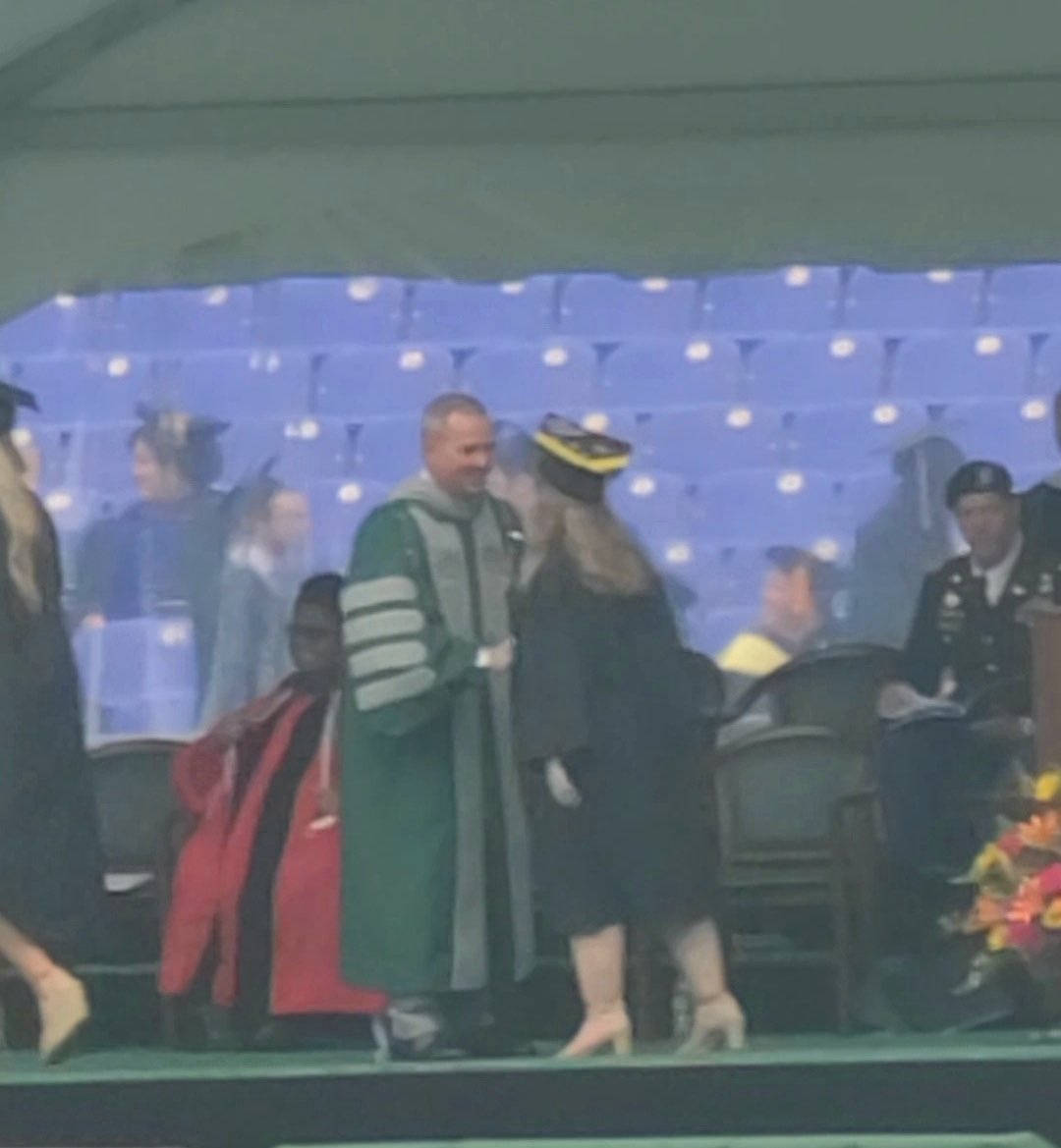 KenzieDanelle's tweet photo. on Saturday I became the first person in my family to get a Bachelor’s degree in four years, right after high school 💚🎓🍾 #DidItForMyMom 😇 https://t.co/4bU9hEyGPc