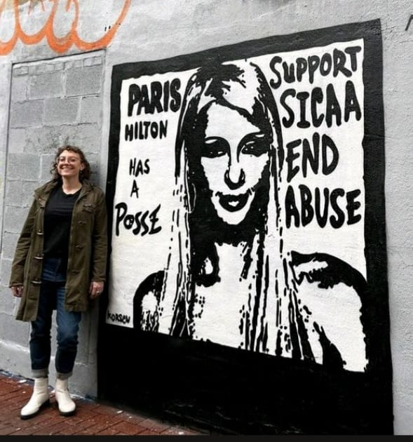 unsilenced_now's tweet image. .@HumansMakeArt standing next to her amazing art. Thank you so much for everyone who contributed to her gofundme to have this painted! 

#SICAA
#Unsilenced
#WeAreUnsilenced
#breakingcodesilence 
#ISeeYouSurvivor