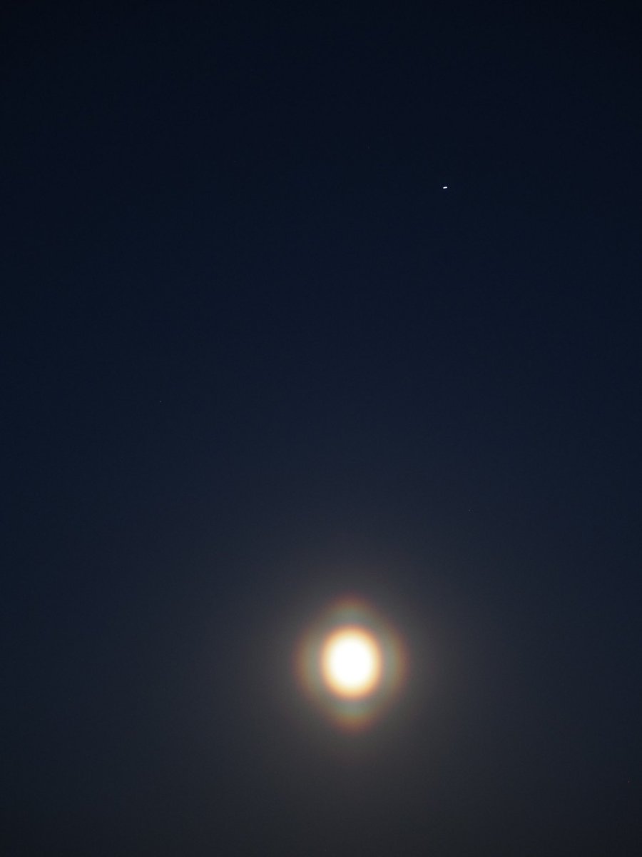 ITeich's tweet photo. Mond + ISS https://t.co/YaJWnyjo4G