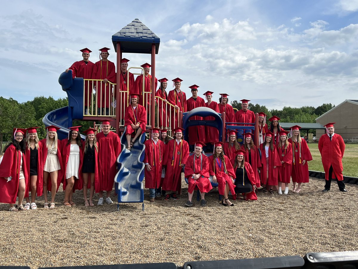StagecoachCabot's tweet photo. Congratulations to our 2022 Seniors! Stagecoach Elementary is proud of you! https://t.co/H9YqCI09LE