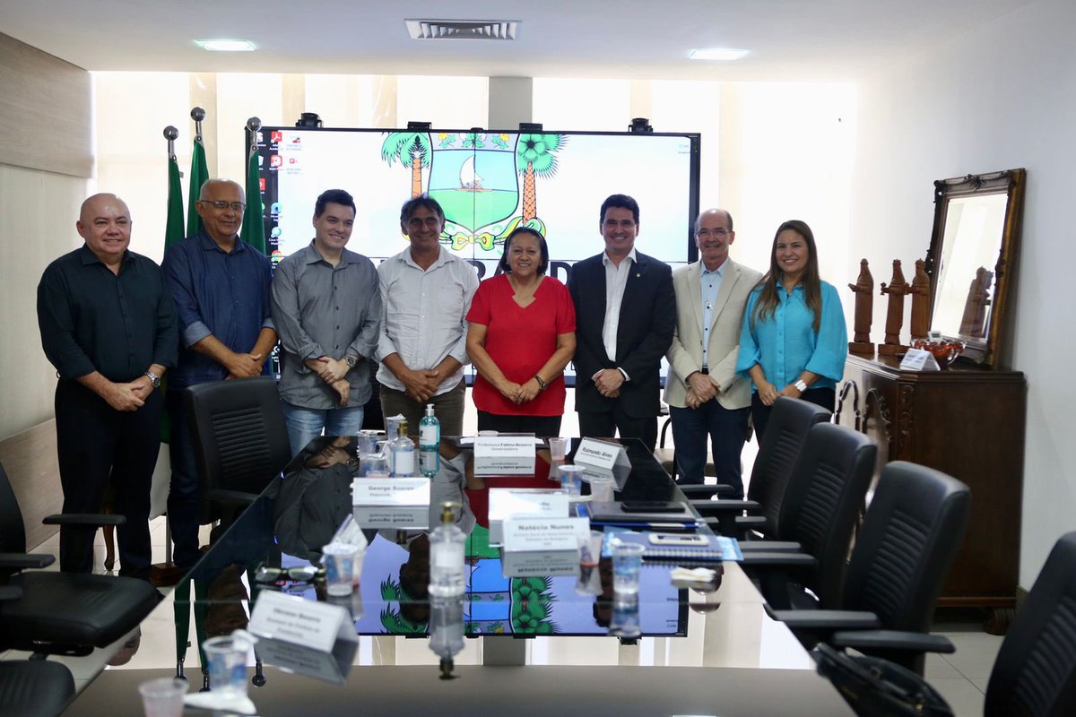 fatimabezerra's tweet photo. #Agenda 

Governadora recebe Flaudivan Martins, prefeito de Pendências, o deputado estadual George Soares e o deputado federal Walter Alves, para equacionar a restauração da RN 407, estrada que liga o distrito de Mulungu à estrada do Óleo. 

📸Sandro Menezes
#EqupeFB https://t.co/RIIb0pxaFZ
