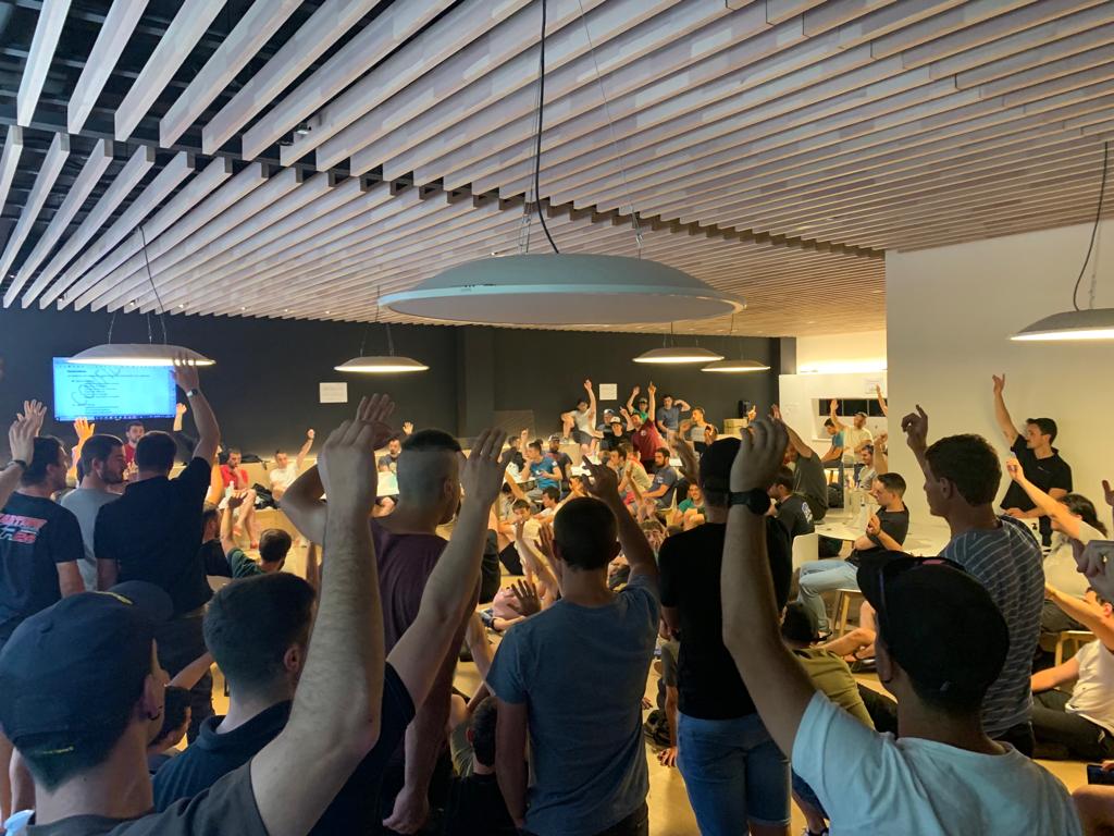 Lortu dugu!

22 egun greban egon ondoren, gaur, maiatzak 16, Irizar e-mobility|ko enpresa batzordeak eta zuzendaritzak datozen 3 urteetan indarrean egongo den enpresa hitzarmena sinatu dute. Hau horrela, greba mugagabea bertan behera utzi eta lanera itzuliko