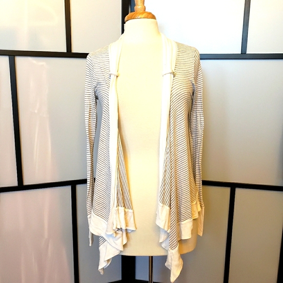 JulieMarangoni's tweet photo. So good I had to share! Check out all the items I'm loving on @Poshmarkapp from @Sing4Life8 #poshmark #fashion #style #shopmycloset #bcbgmaxazria #splendid #basiceditions: https://t.co/nX3c78oyKl https://t.co/G32PmBbGqz