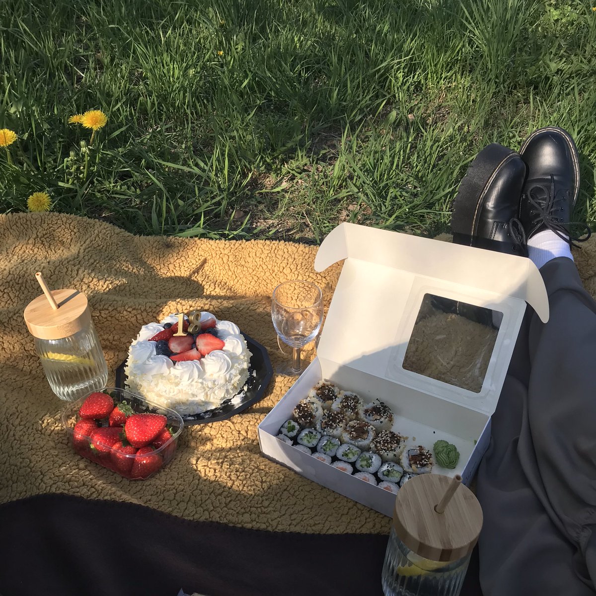 kastenot's tweet photo. nie mam co wstawić, więc pokaże wam jakie piękne torty miałam na 18-nastce;)) 

thanks to my queen @wszyscyumrzemyy for the best bday<33 https://t.co/9c0szzJKja