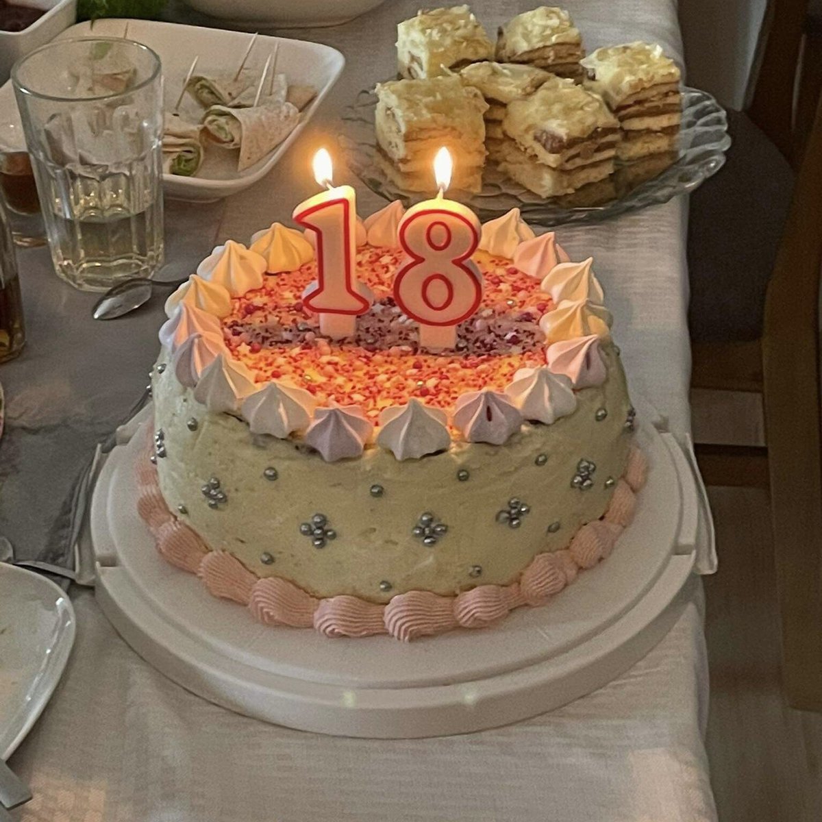 kastenot's tweet photo. nie mam co wstawić, więc pokaże wam jakie piękne torty miałam na 18-nastce;)) 

thanks to my queen @wszyscyumrzemyy for the best bday<33 https://t.co/9c0szzJKja