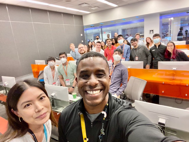 TechAtBloomberg's tweet photo. We're super excited ๐ to welcome the first of four groups of 2022 summer interns to our global headquarters in #NYC ๐ฝ, where they'll be spending the next 11 weeks working & learning alongside our software engineers!
#internships #jobs #bloombergENGinternship #WorkOnPurpose https://t.co/nno8BMwuPg