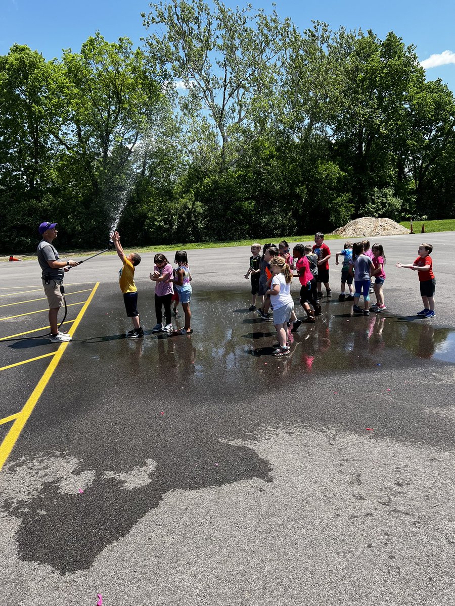 Ms_KatelynH's tweet photo. Field Day 2022 at Amanda Elementary! Kindergarten loved the activities and rocking their shades because their future is so bright! @AmandaEleTweets @MiddletownOH  #FieldDay #MiddieRising https://t.co/GLcGkVbf9D
