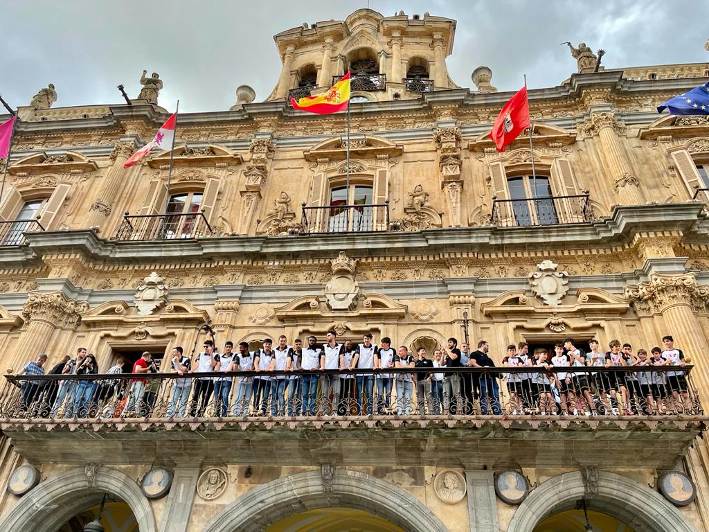 Merecido homenaje en el <a href="/aytoSalamanca/">Ayuntamiento Salamanca</a> al equipo de baloncesto 🏀 <a href="/usal/">Universidad de Salamanca</a> <a href="/quesoslaantigua/">Queso La Antigua</a> @CBTormes por su ascenso a #LEBPlata

Gracias por llevar el nombre de #Salamanca por toda España y mucha suerte para la próxima temporada.