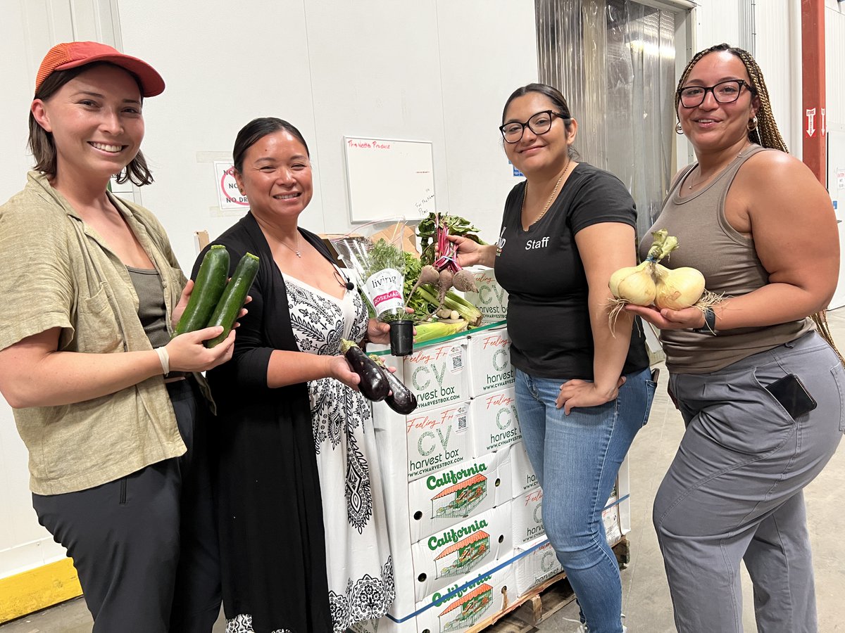 GrowingTheTable's tweet photo. One in 5 Californians currently struggle with food insecurity despite CA producing nearly half of the nation’s fresh fruits and vegetables. Thank you @FINDFoodBank for your tireless efforts to rescue food and feed millions of families in the Coachella desert  #GrowingTheTable https://t.co/d7E6jgav4Q