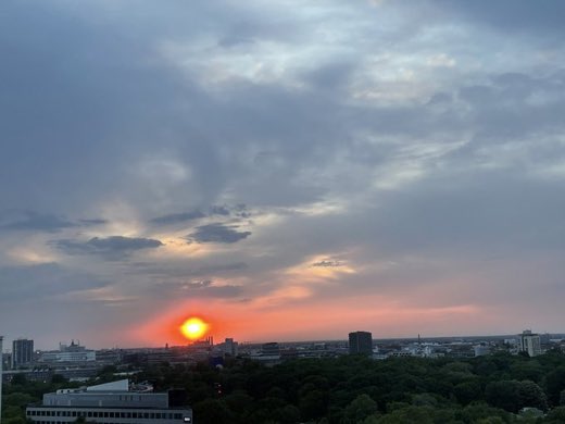 LynnParsonsUK's tweet photo. Love this #BerlinSunset #WindowOnYourWorld @MmmmmAndre Thanks for sharing with Us on the #EveningShow @magicfm https://t.co/FGYHcTKAcr