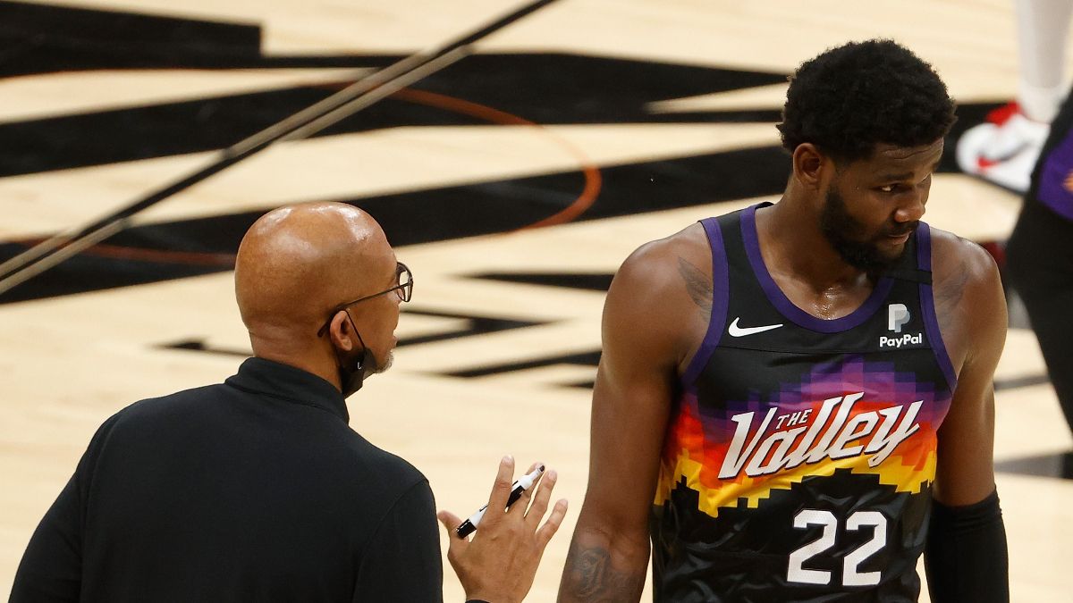 Ayton y Monty tuvieron un altercado en el 3er cuarto. Cuando Ayton iba a la banca le dijo algo al coach, Monty se le planto con un "¿qué dijiste?" y tuvieron que separarlos.
Luego del partido le preguntaron por Ayton y Monty dijo que era "algo entre ellos".

Algo se rompió
