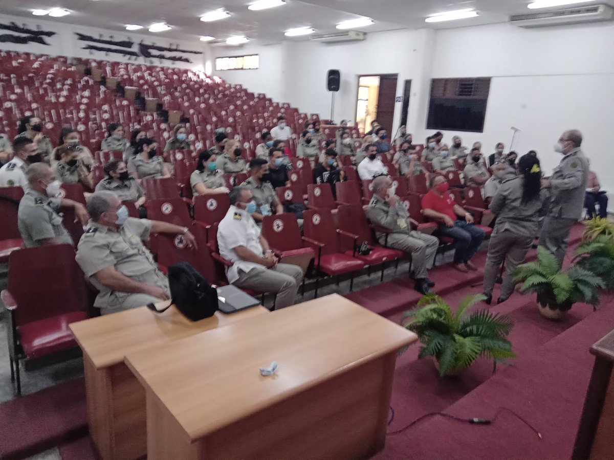 Moiss83923279's tweet photo. Merecido reconocimiento del @jefeaduanacuba a @JessCalvoMarce1 
Continuidad garantizada recibe la responsabilidad de #AduanaVillaClara Yeidy Dueñas. Éxitos en el trabajo futuro hay que garantizar la seguridad en frontera y el necesario buen trato #CubaDestinoSeguro #AduanadeCuba https://t.co/JVEmdh6x98