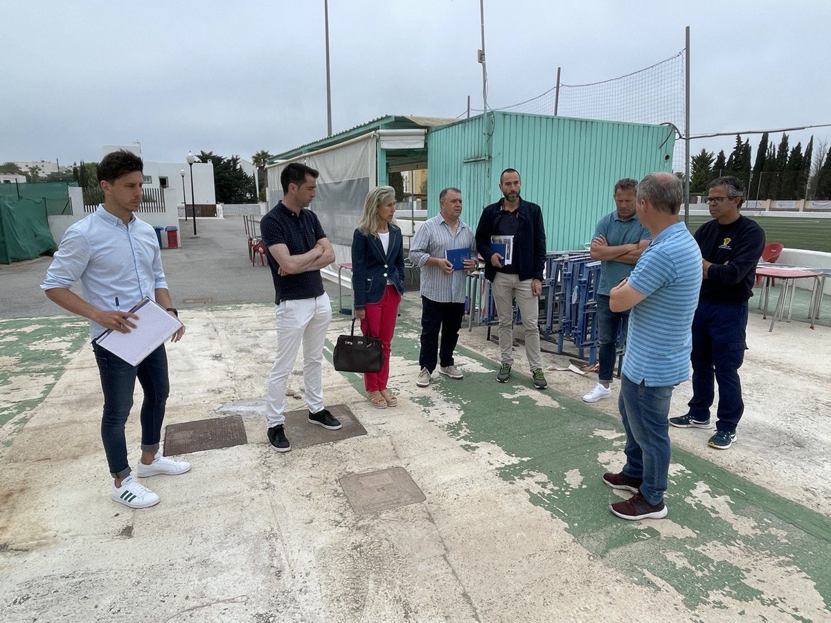 Carmen__Ferrer's tweet photo. 🏊‍♂️ Reunión de coordinación de los diferentes proyectos de mejora para la zona deportiva de Santa Gertrudis ⤵️

1️⃣ Hemos adjudicado los nuevos accesos, con zonas más amables para la gente y que integrarán los diferentes equipamientos. https://t.co/bHRSeh80w5