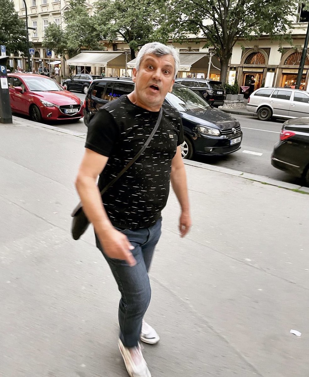 janekrubes's tweet photo. Novej ruličkář právě ukradl 2000 starší paní u bankomatu na Národce. Peníze jsme jí vrátili a s pánem pokecali. Dost nás u toho poškrábal, takže asi dostane přezdívku kocourek. #rulickari https://t.co/kk3tLLl7Sw