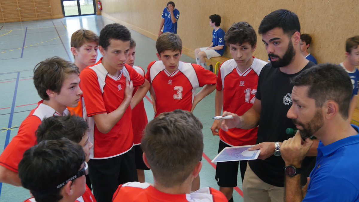 FENIX_HB's tweet photo. 𝐋𝐄 𝐅𝐄𝐍𝐈𝐗 𝐀̀ 𝐂𝐎𝐋𝐎𝐌𝐈𝐄𝐑𝐒 🔵⚪
Reconversion toute trouvée pour nos deux joueurs 😉
En tout cas, belle utilisation de la tablette pour coacher 👌 https://t.co/aKgJwIK3Lh