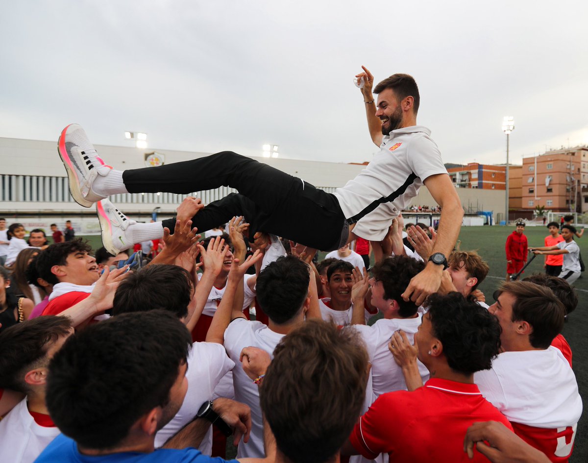 CFDamm's tweet photo. 🏆 AIXÍ ES CELEBRA UNA LLIGA!! 🔝

#JC https://t.co/a6NN2udmvx