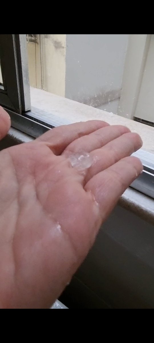 GioFraga's tweet photo. Aqui em Niterói é assim: Um dia de eclipse e outro de granizo 😨 Que doideira! #ChovendoGranizo https://t.co/IuvjcX5nAn