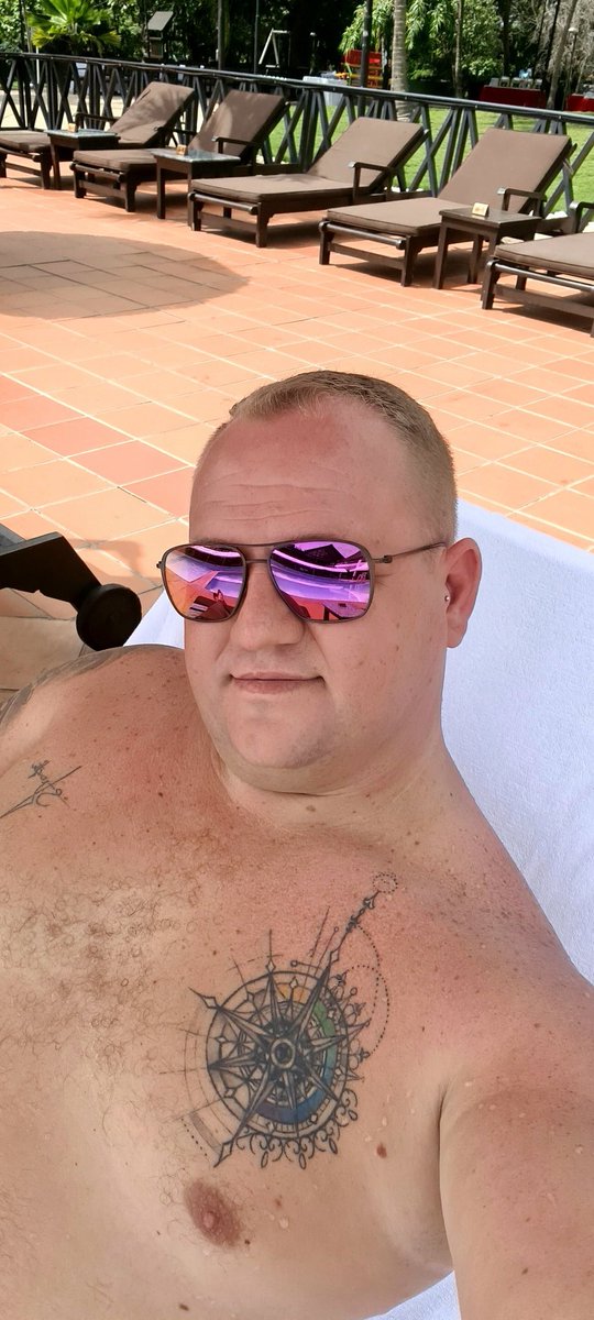 jonp929's tweet photo. Sunday chill at the hotel pool https://t.co/EA8OACHRUb