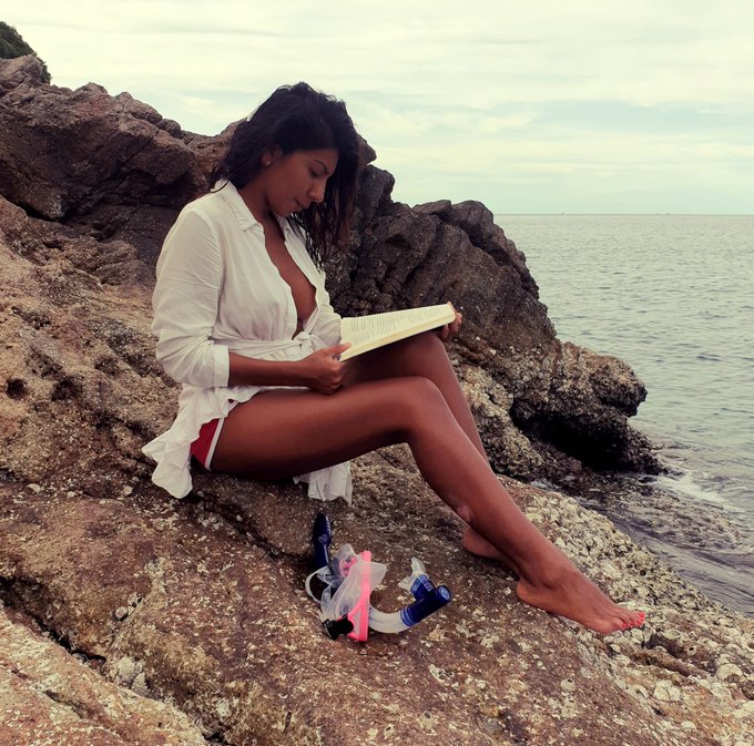 Nei momenti di relax come questo vorrei solo uno schiavo per farmi leccare e massaggiare i piedi..👅👣  #relax<a href="/tag/relax"class="tags"><span>#relax</span></a><a href="/tag/goodvibes"class="tags"><span>#goodvibes</span></a><a href="/tag/sea"class="tags"><span>#sea</span></a><a href="/tag/thailand"class="tags"><span>#thailand</span></a><a href="/tag/summertime"class="tags"><span>#summertime</span></a><a href="/tag/reading"class="tags"><span>#reading</span></a>