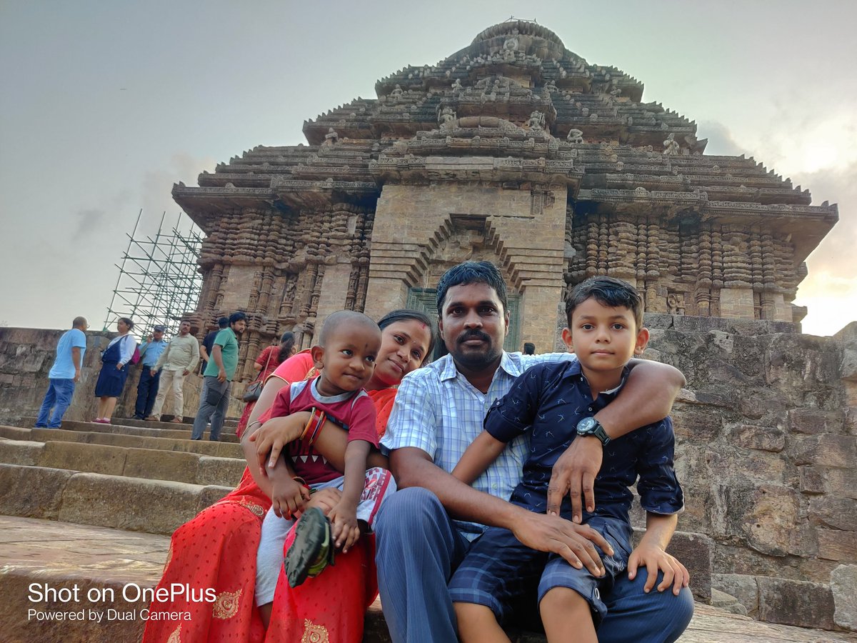 nirakarnayak15's tweet photo. Me , my wife &amp; sons. https://t.co/5MEgj01c7B