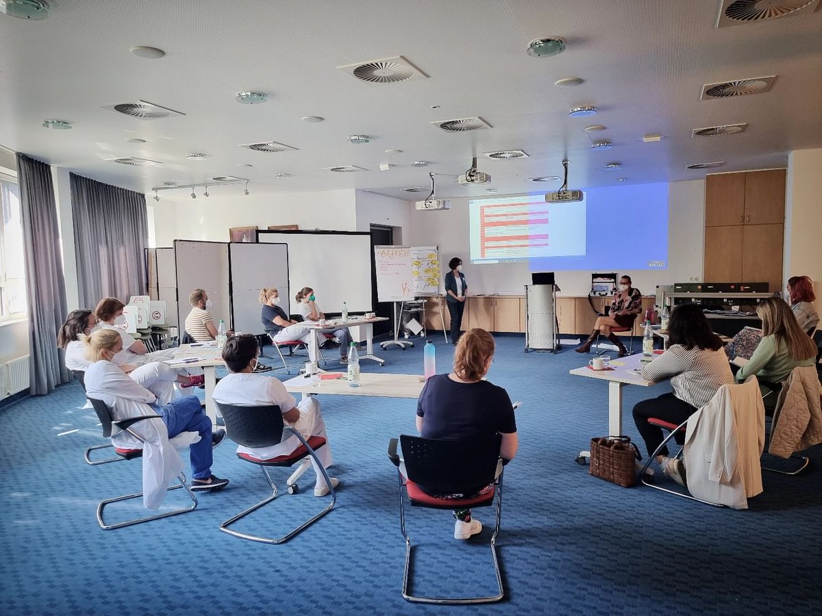 Coconbra's tweet photo. Vorbereitungen für d. Start d. #OLIPSTA laufen, d. interprof. #Ausbildungsstation im #Klinikum #Oldenburg. Zukünftig werden #Medizin - , #Pflege -und #Therapeuten Azubis/ Studierende gemeinsam ausgebildet.
Heute gab es ein #Lernbegleitung #Training 🧑🏫
#Pflege #nurse #Ausbildung https://t.co/USjyhshZmh