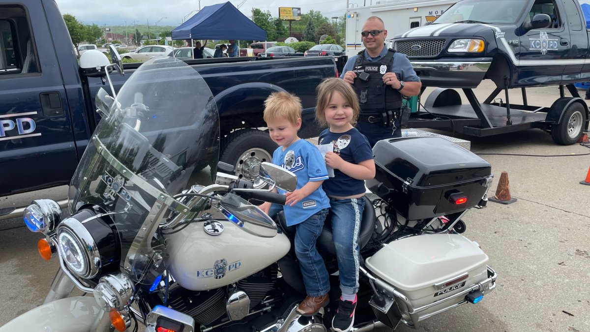 Martin City Community Improvement District (@martincitymo) on Twitter photo Get to know local law enforcement officers TOMORROW in #MartinCity! May is #LawEnforcementAppreciationMonth & we've partnered with <a href="/SouthKCChamber/">South KC Chamber</a> & @KCPolice to bring you an afternoon of fun with officers who keep our community safe. 5/17, 3-6pm Details> bit.ly/3wwg2XJ Get to know local law enforcement officers TOMORROW in #MartinCity! May is #LawEnforcementAppreciationMonth & we've partnered with <a href="/SouthKCChamber/">South KC Chamber</a> & @KCPolice to bring you an afternoon of fun with officers who keep our community safe. 5/17, 3-6pm Details> bit.ly/3wwg2XJ