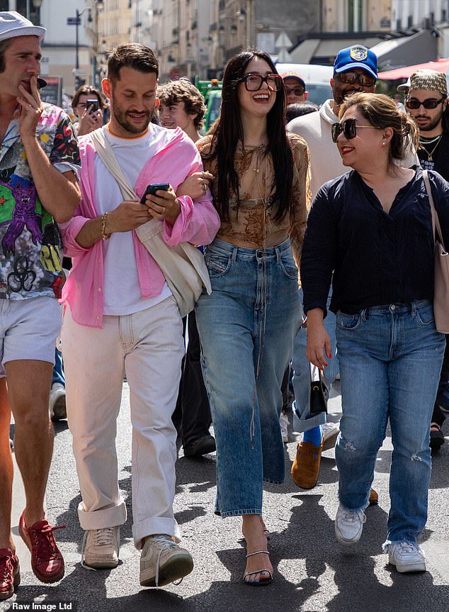 raredokan's tweet photo. Just a casual day with my besties in Paris @DUALIPA &amp; @jacquemus https://t.co/yryFwqpt9q