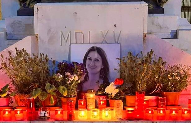 repubblikaMT's tweet photo. 🌿 We must never forget what we lost on this day #55months ago. This is why we keep coming here on the 16th day of each month. To remember #DaphneCaruanaGalizia. To remember her sacrifice. To remember our commitment to keep on fighting for her, for her legacy. See you next month. https://t.co/qtV67ffq9D
