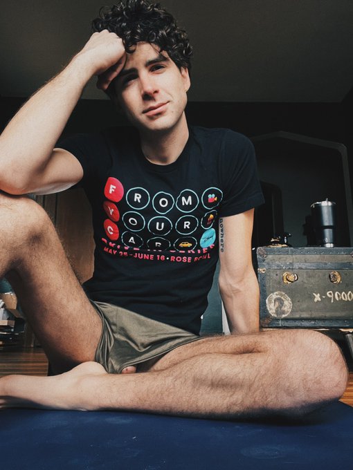 Just hanging out, about to do a home workout https://t.co/ewsJgOxZLh