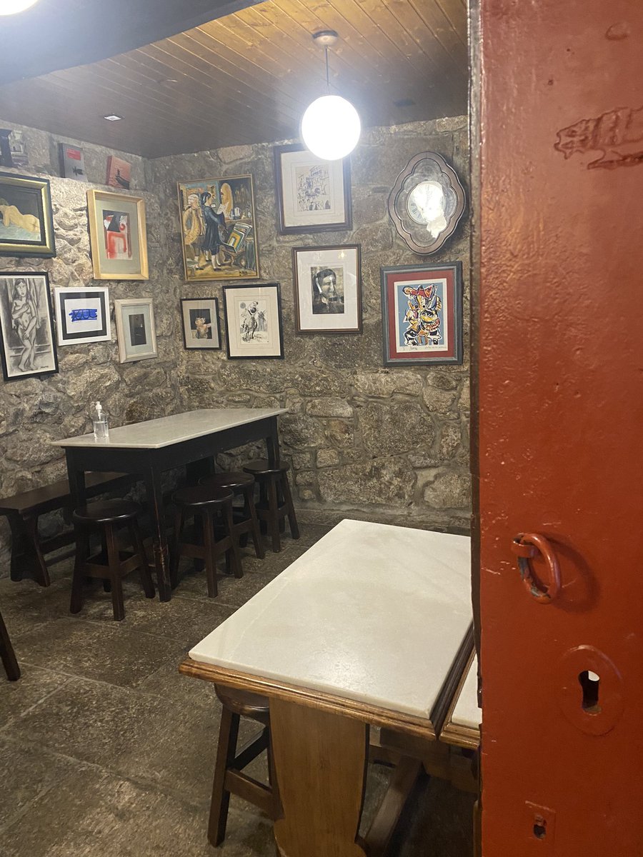 Hoy la mesa del Eligio, donde cena habitualmente Leo Caldas está vacía, no quiere moverse de los pies de la cama donde Domingo Villar lucha por la vida de ambos.
